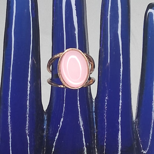 Golden tone pink stone ring¹